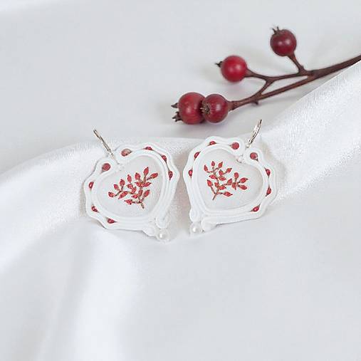 Náušnice - Vyšívané šujtášové náušnice PRÍRODA V SRDCI (šípky) - 17937197_