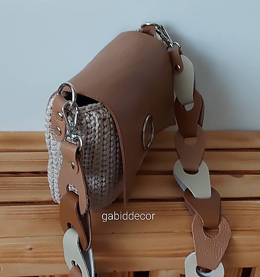 Háčkovaná elegantná kabelka s koženými komponentami