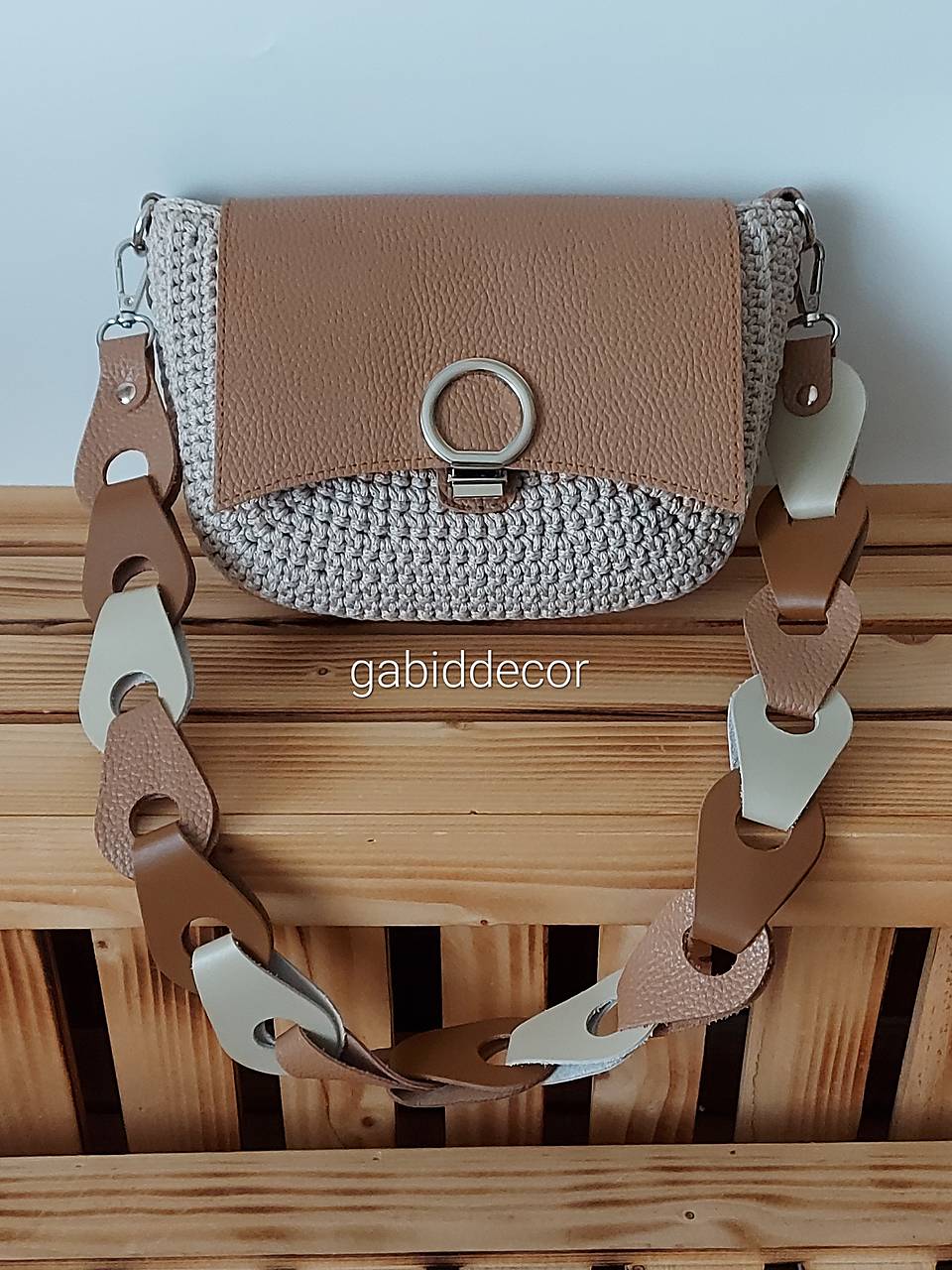 Háčkovaná elegantná kabelka s koženými komponentami