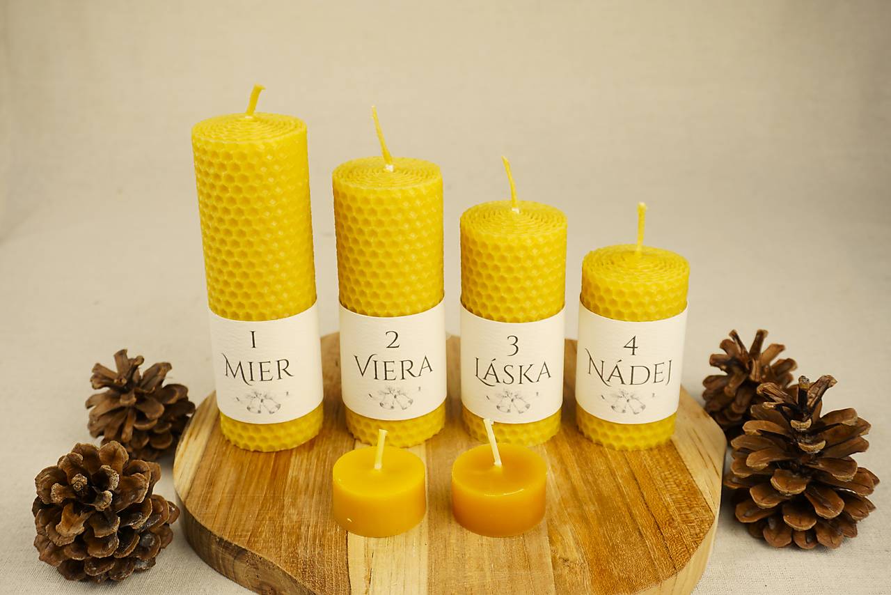 Adventná sada sviečok z včelieho vosku | Mier, Viera, Láska, Nádej | Prírodný adventný veniec (širšia - sviečky o priemere 4,5 cm)