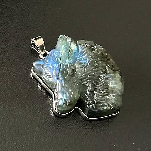 Náhrdelníky - Labradorite Wolf Pendant / Prívesok s labradoritom v tvare vlka E068 - 17939821_