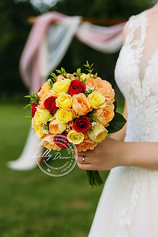 Kytice pre nevestu - Svadobná kytica s pierkom červeno-marhuľková - 17938834_