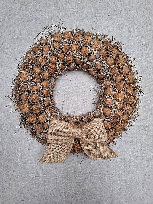 Dekorácie - Veniec z orechov a tilandsie - 17941971_