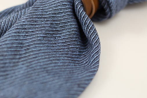 Elegantný pánsky doplnok – modročierna ľanová šatka