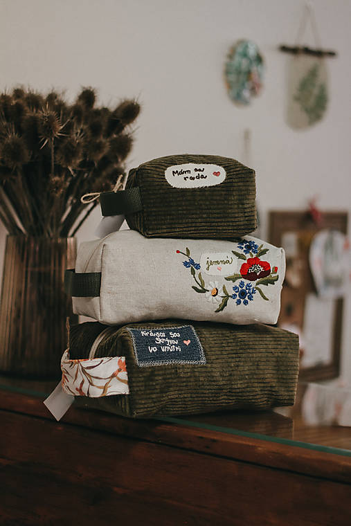 Taštičky - Zero-waste kozmetické taštičky s ručne vyšívanými nášivkami - 17941285_