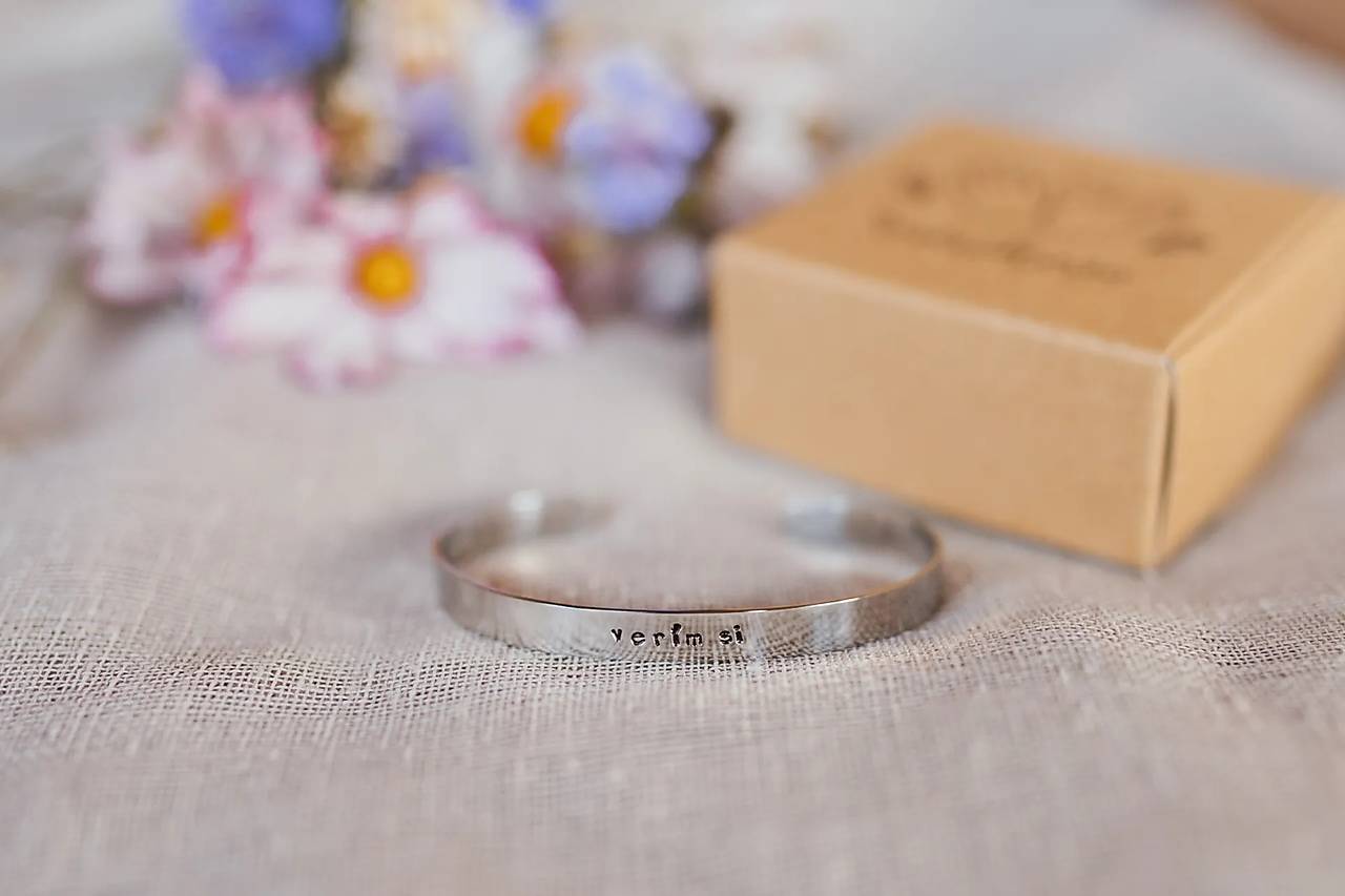 Kovové náramky Ručičkovo s ručne vyrazeným textom