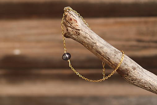 Tenký retiazkový náramok s perlou