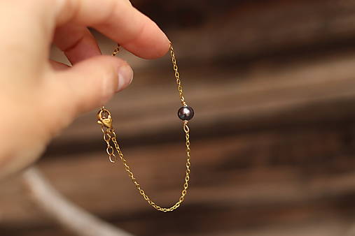 Tenký retiazkový náramok s perlou