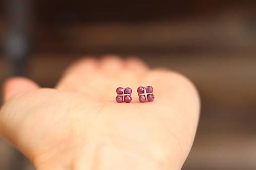 Napichovačky z minerálu rubín