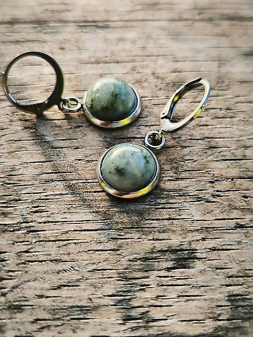 Minimalistické náušnice s machom