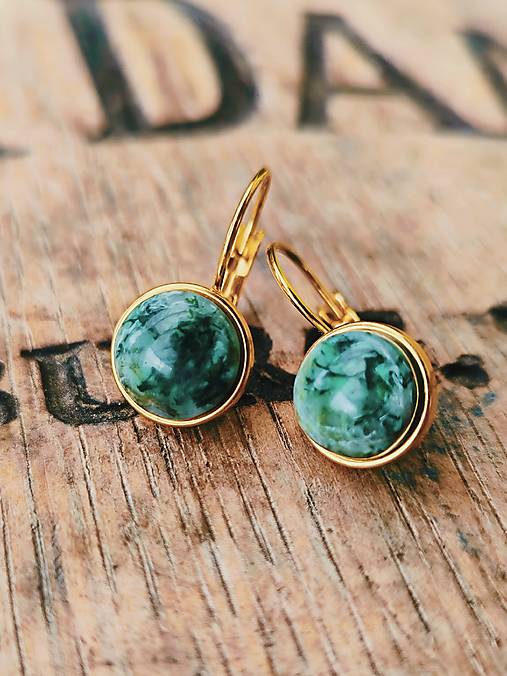 Minimalistické náušnice s machom