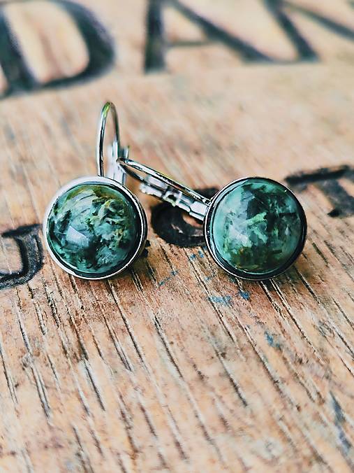 Minimalistické náušnice s machom