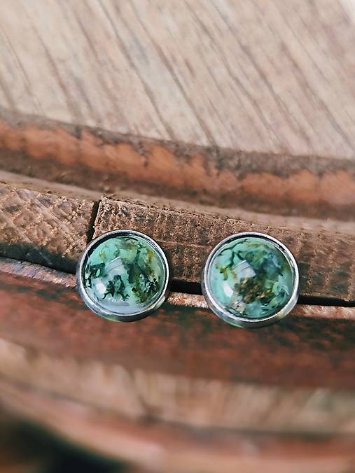 Minimalistické náušnice s machom