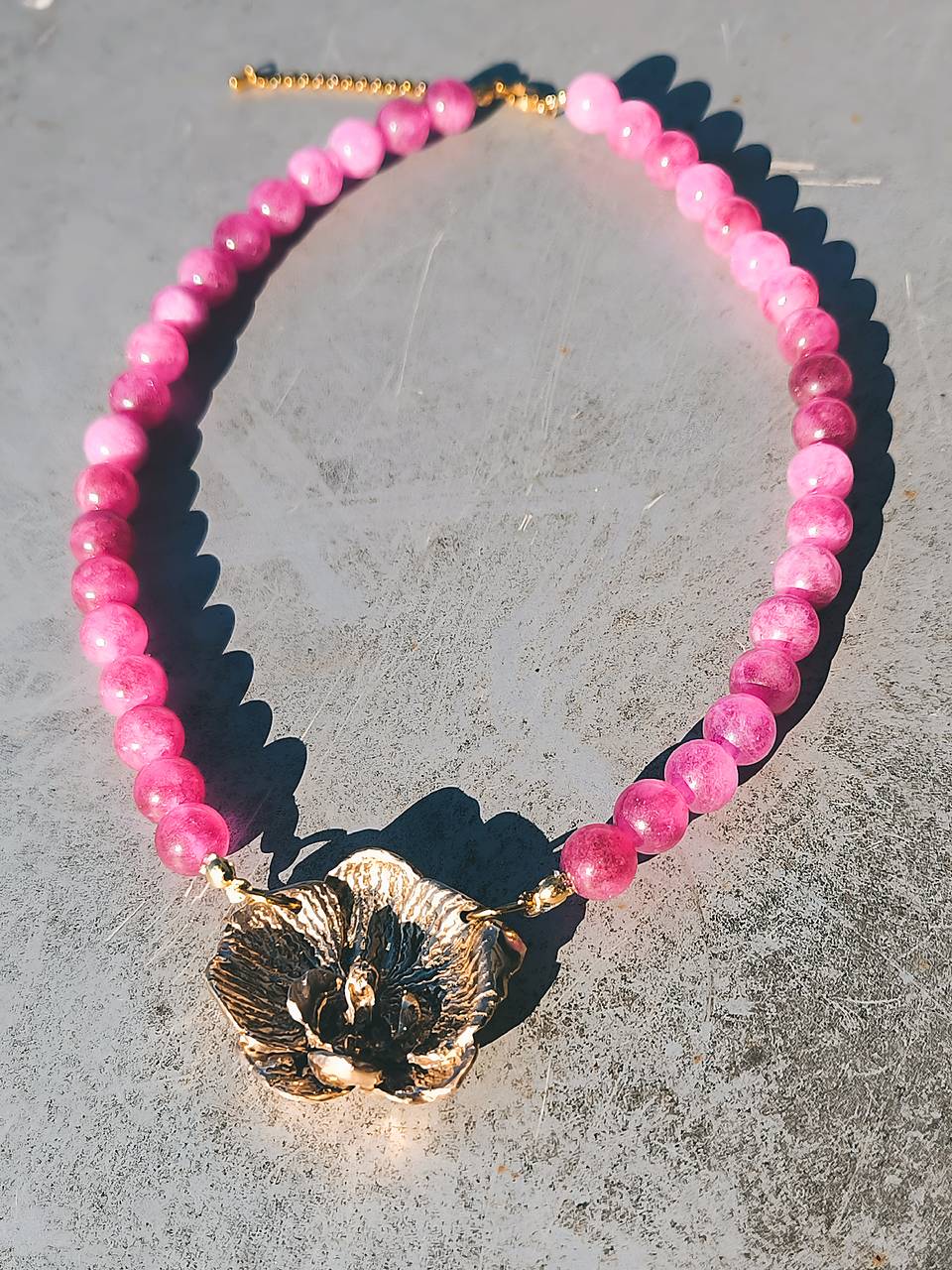 Orchidea – náhrdelník z ružového jaspisu a zlatého bronzu