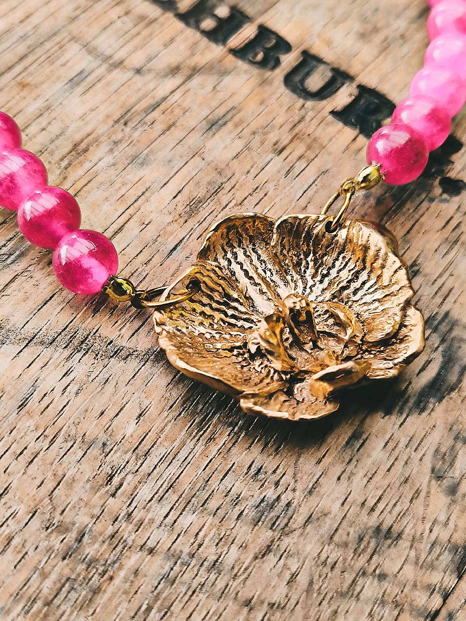 Orchidea – náhrdelník z ružového jaspisu a zlatého bronzu