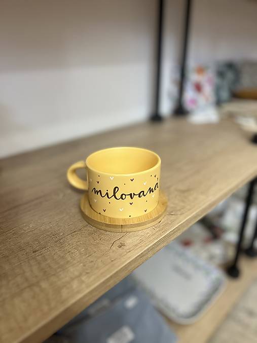 Ručne maľovaná šálka (Milovaná - žltá)