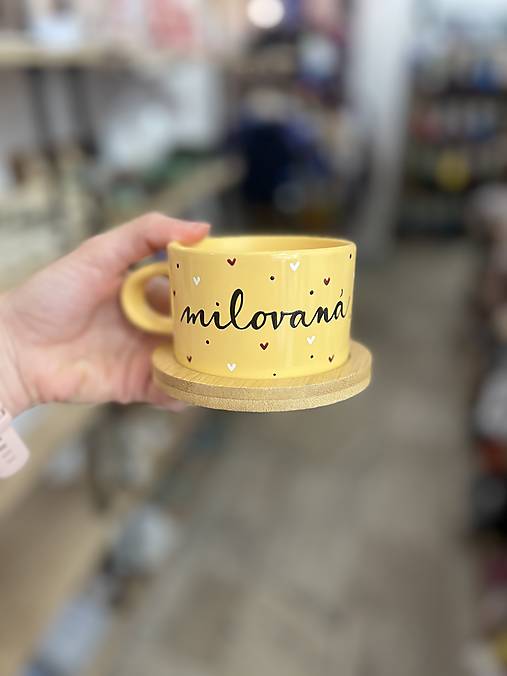 Ručne maľovaná šálka (Milovaná - žltá)