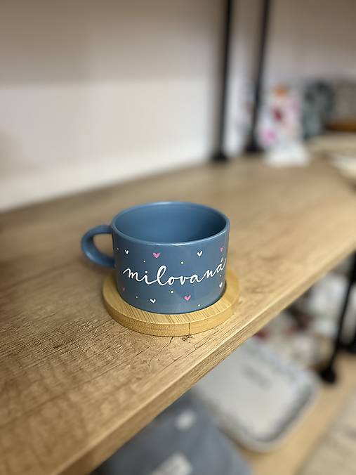 Ručne maľovaná šálka - modrá (Milovaná)