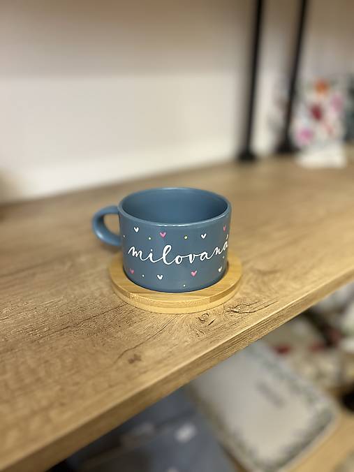 Ručne maľovaná šálka - modrá (Milovaná)