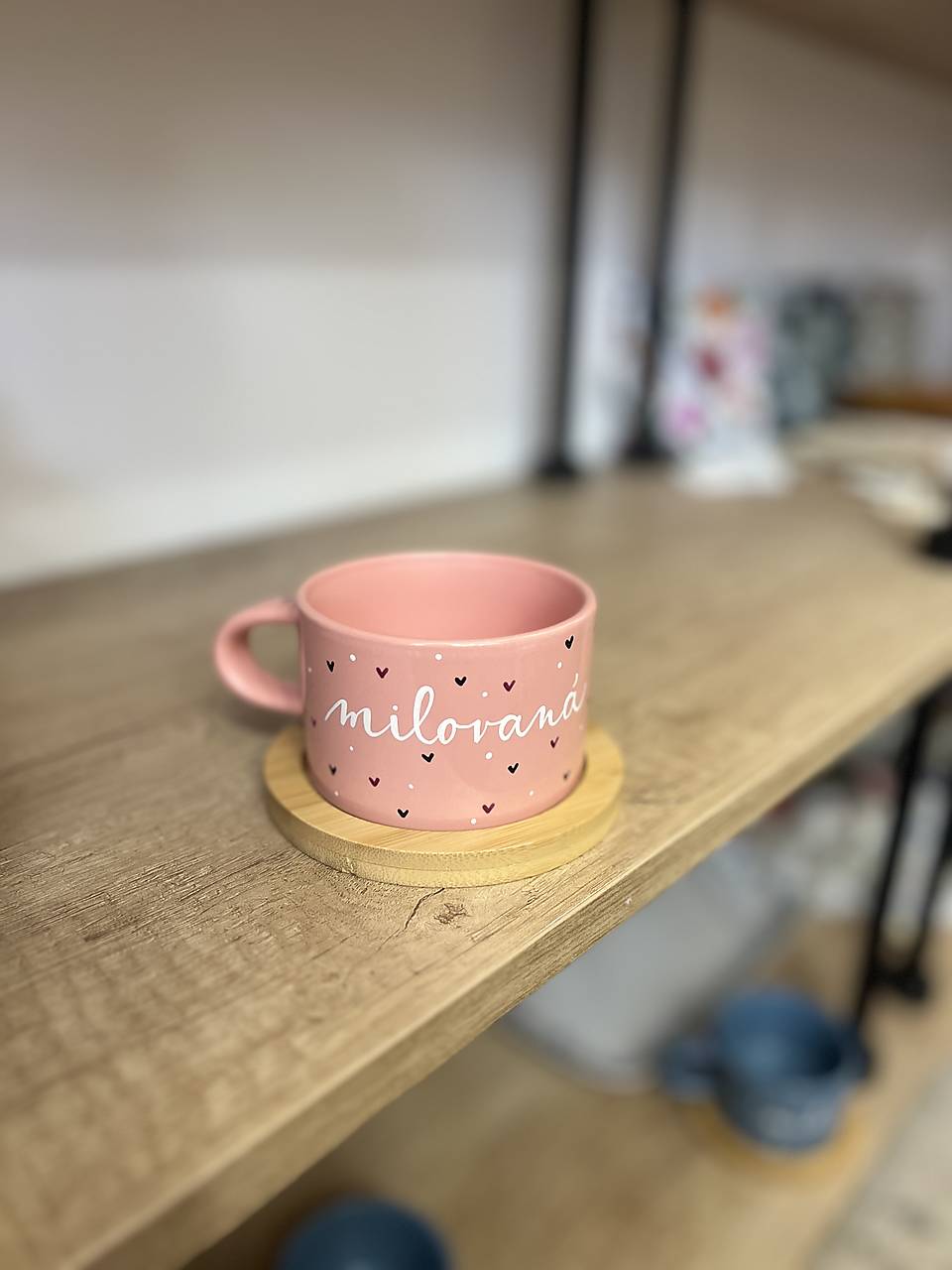Ručne maľovaná šálka (Milovaná - ružová)