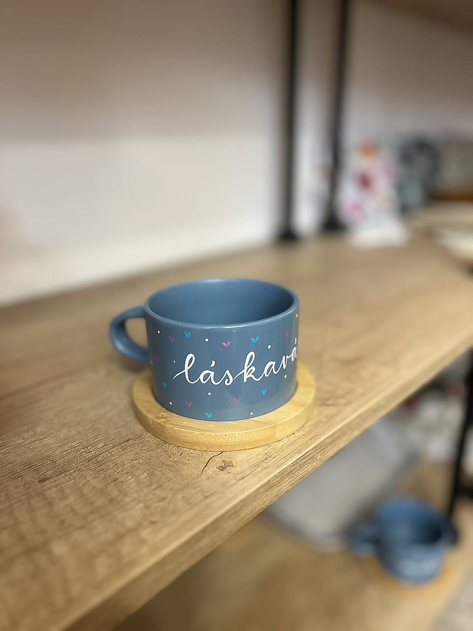 Ručne maľovaná šálka - modrá (Láskavá)