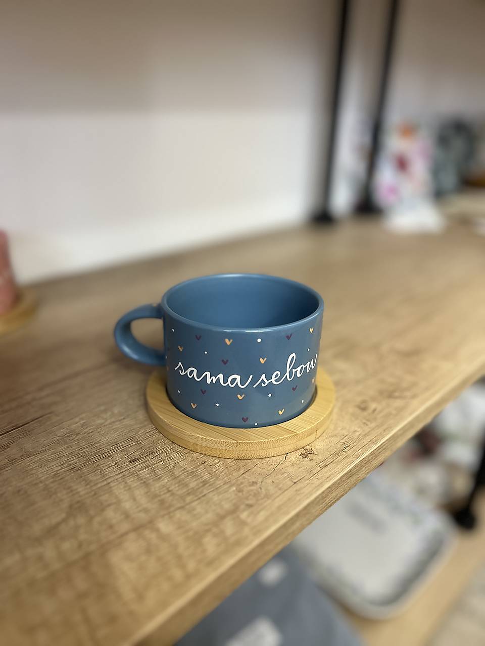 Ručne maľovaná šálka - modrá (Sama sebou)