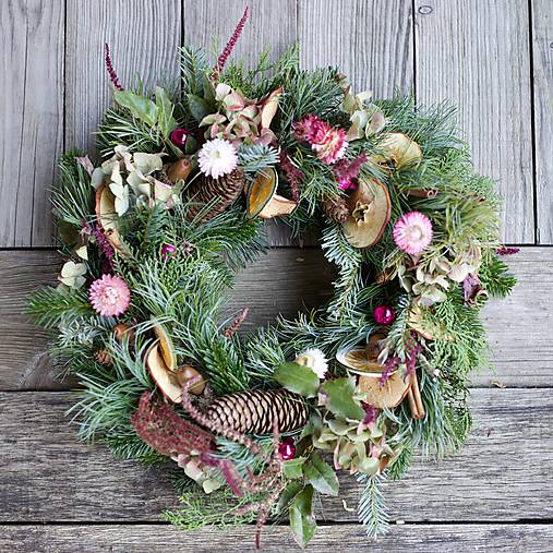 Dekorácie - Vianočný veniec so slamienkami - 17939768_