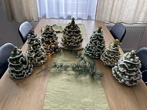 Dekorácie - Háčkované vianočné stromčeky so svetielkami - 17941222_