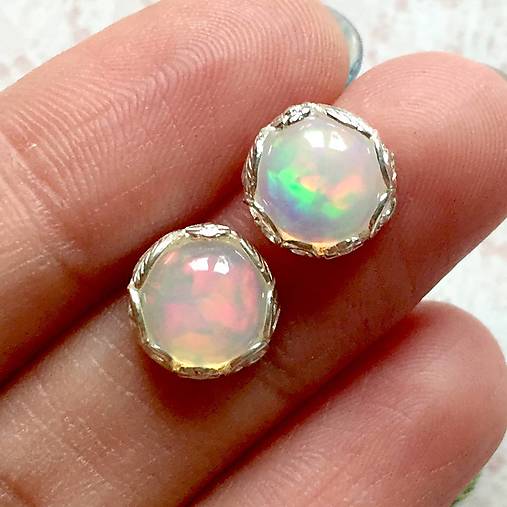 Floral Ethiopian Opal Stud Earrings AG925 / Strieborné napichovacie náušnice s etiópskymi opálmi A0024