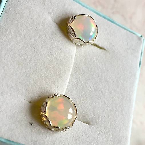 Floral Ethiopian Opal Stud Earrings AG925 / Strieborné napichovacie náušnice s etiópskymi opálmi A0024