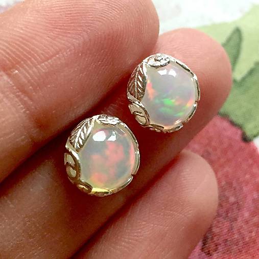 Floral Ethiopian Opal Stud Earrings AG925 / Strieborné napichovacie náušnice s etiópskymi opálmi A0024