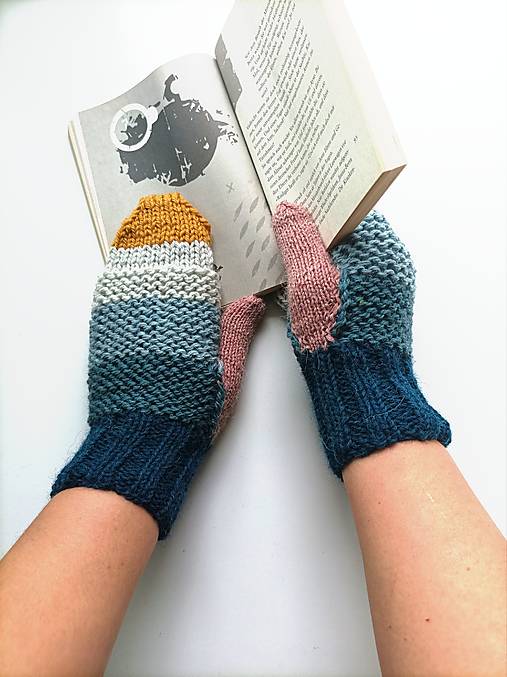 Rukavice - Vrubkovane modré  palčiaky so žltou špičkou - 17943733_