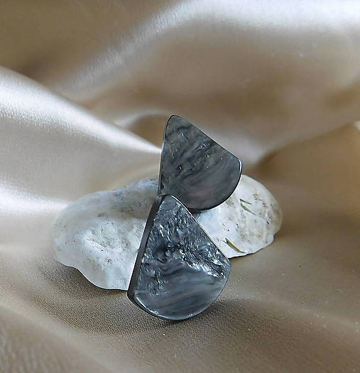 Náušnice - napichovačky trojuholníčky sivé s perleťou -  Výpredaj kategoria za 1€ - 17942543_