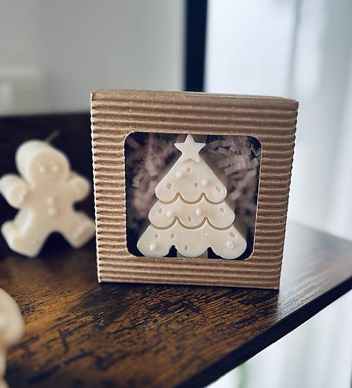 Sviečky - Dizajnová sójova sviečka Stromček v krabičke - 17942594_