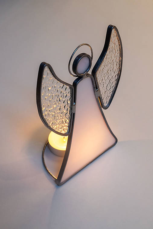 Dekorácie - Vitrážny stojan na sviečku „ANJEL“ (Biela irizovaná) - 17942712_