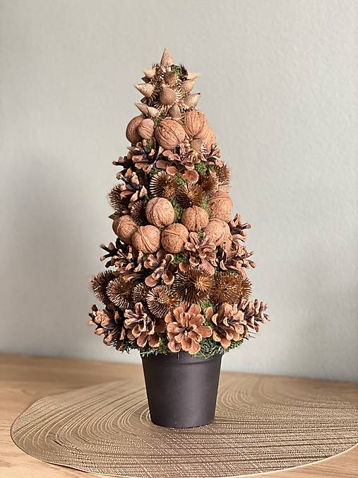Prírodný Vianočný stromček zo šišiek, orechov a vysušených kvetov vianočná dekorácia.