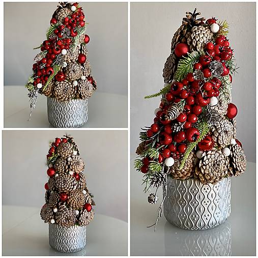 Vianočný stromček so šiškami a bobuľkami vianočná dekorácia.