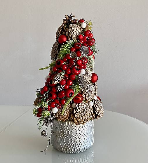 Vianočný stromček so šiškami a bobuľkami vianočná dekorácia.