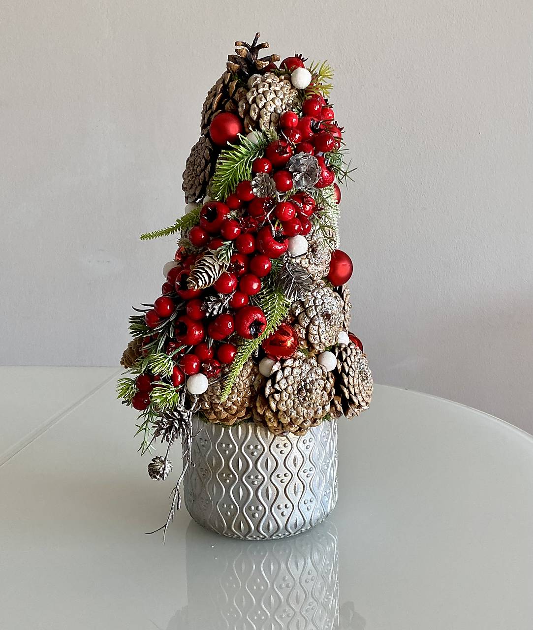 Vianočný stromček so šiškami a bobuľkami vianočná dekorácia.