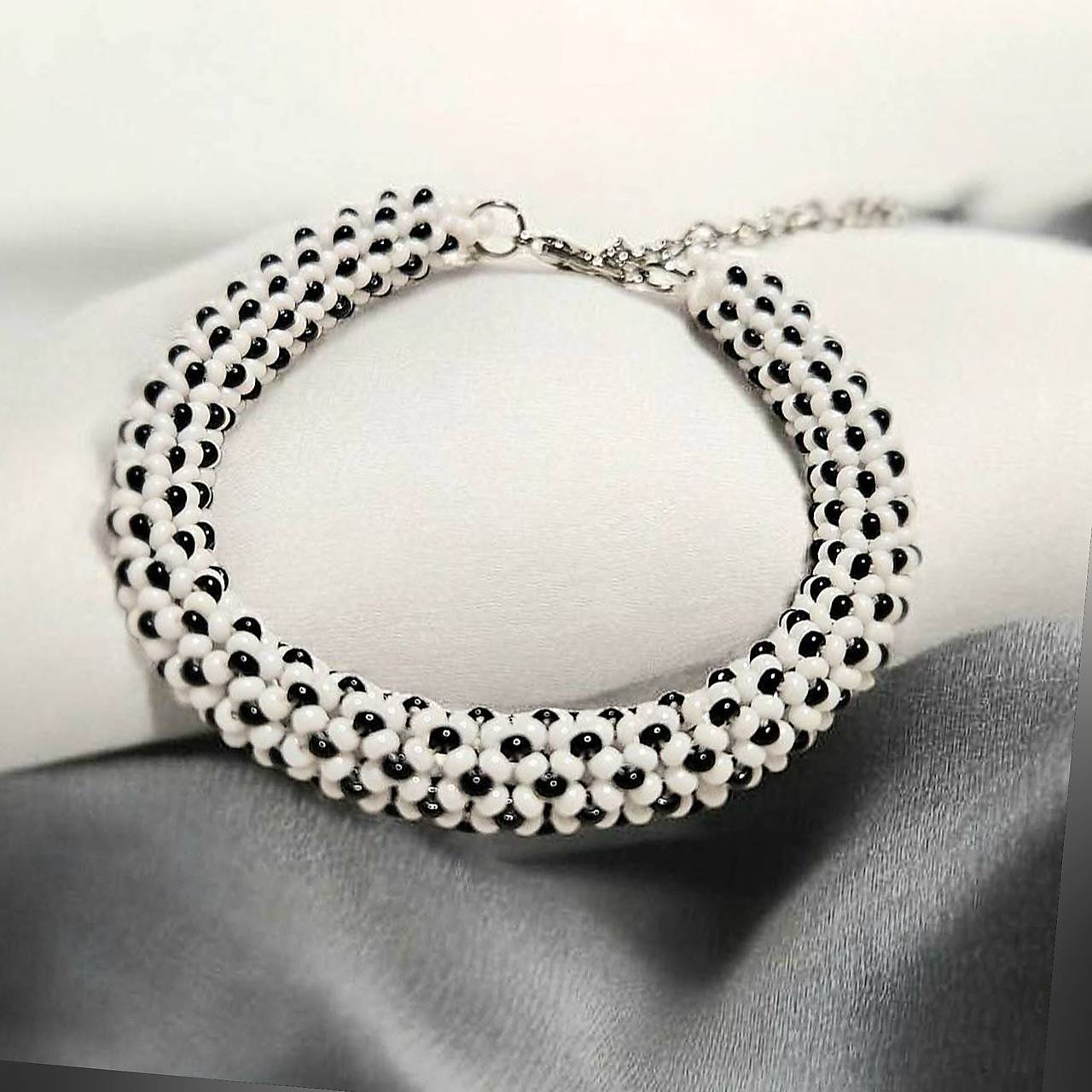 Čierno -biely náramok