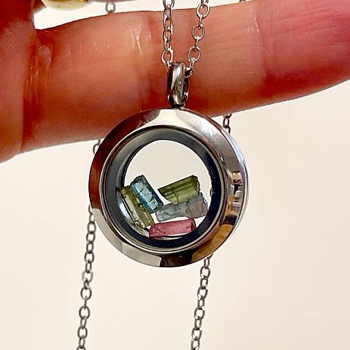 Steel Locket Tourmaline Necklace / Oceľový medailón s turmalínmi E069