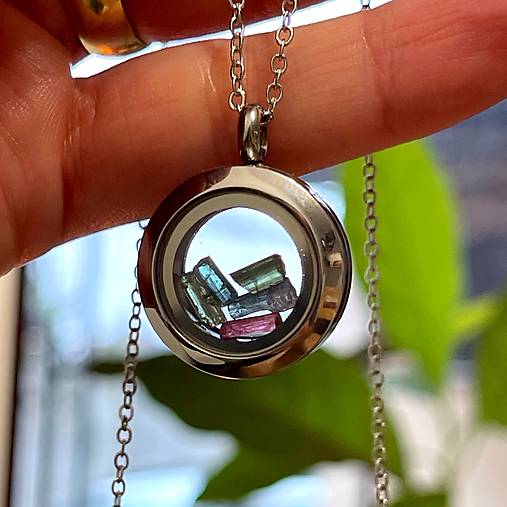 Steel Locket Tourmaline Necklace / Oceľový medailón s turmalínmi E069