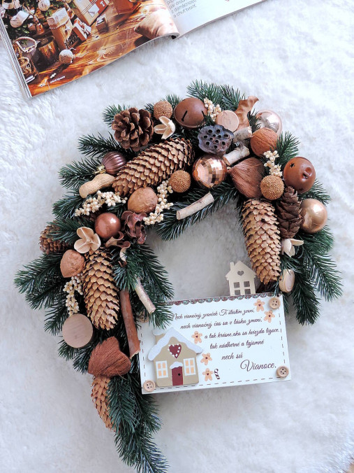 Dekorácie - Vianočný veniec mocha mousse - 17948949_