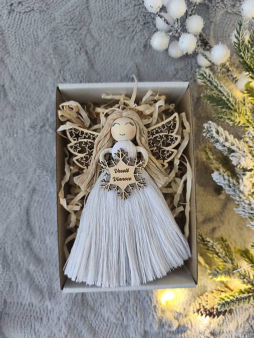 Dekorácie - Vianočný macrame anjelik  Veselé Vianoce - 17947385_