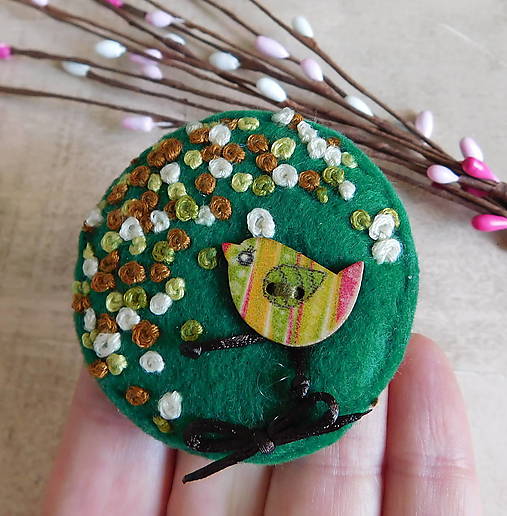 Brošne - vyšívaná brošňa vtáčik v kvetoch - Výpredaj všetkého! - 17946881_