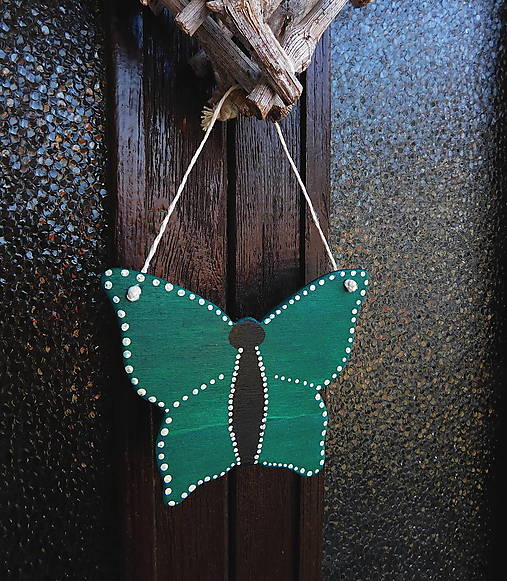 Dekorácie - drevený smaragdový závesný motýľ - totálny výpredaj! - 17947133_