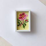Dekorácie - Miniatúrna  výšivka 5 x 7,5 cm v ráme na zavesenie:  Kvet s púčikom - 17946436_
