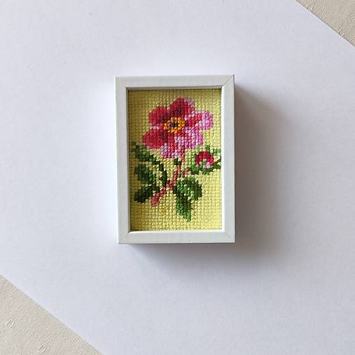 Dekorácie - Miniatúrna  výšivka 5 x 7,5 cm v ráme na zavesenie:  Kvet s púčikom - 17946397_