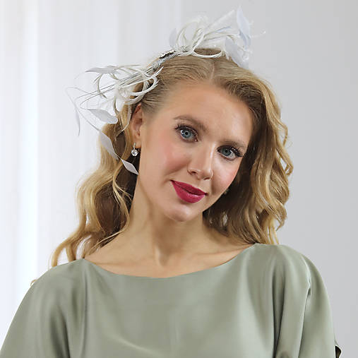 Ozdoby do vlasov - Athens - luxusný fascinátor z peria na hrebeni, strieborný - 17947529_