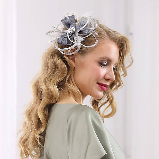 Ozdoby do vlasov - Trojlístok - fascinátor na hrebeni s perím, strieborný - 17947737_